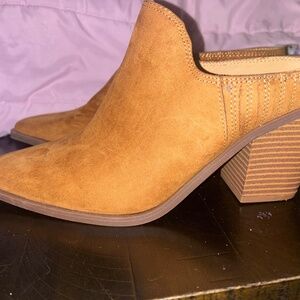 Indigo Rd. Ezria Mules in Tan, Women's Size 9.5